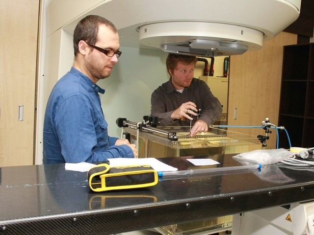 Technicy pracujący na nowym oddziale zajmują się kalibracją sprzętu, który wkrótce będzie służył pacjentom. 
