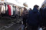 Modne kurtki i płaszcze na targowisku Korej w Radomiu. Radomianie szukają ciepłej odzieży na zimę. Zobaczcie zdjęcia