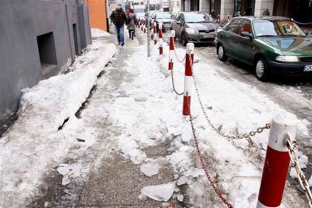 Bryla lodu zranila kobiete na Ozimskiej