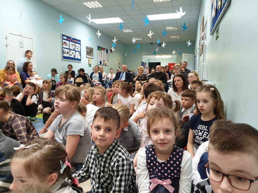Publiczna Szkoła Podstawowa im. Karola Wojtyły w Kamnicy obchodziła pierwszą rocznicę nadania imienia i sztandaru (wideo, zdjęcia)