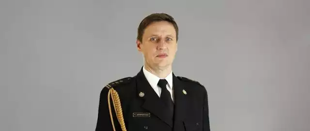 Na kolejnych slajdach oświadczenie majątkowe starszego brygadiera Radosława Jadwiszaka, komendanta powiatowego Państwowej Straży Pożarnej w Sieradzu.