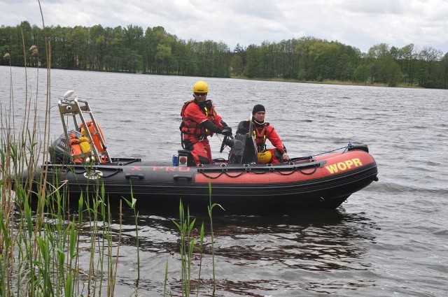 Ratownicy WOPR z pomocą specjalistycznego pontonu przeszukiwali trudniej dostępne zakamarki. 