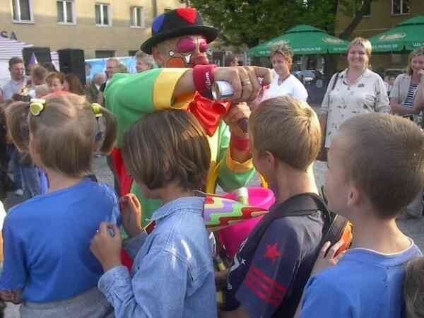 W piątek Mielec opanowały clowny i dzieci.