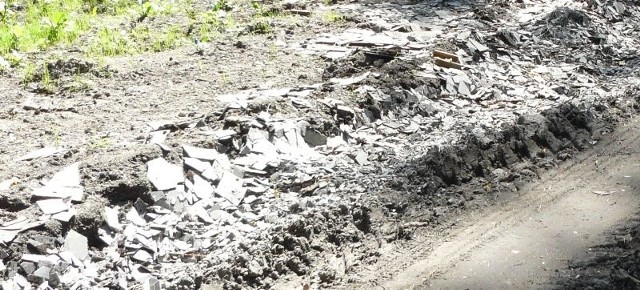 Gruba warstwa rozsypanego azbestu niemal całkowicie przykryła rowerową trasę.