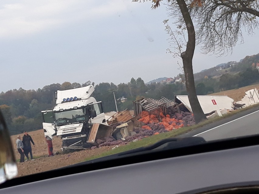 Wypadek w Okocimiu. Ciężarówka uderzyła w stojący bus. Krajówka zasypana ziemniakami