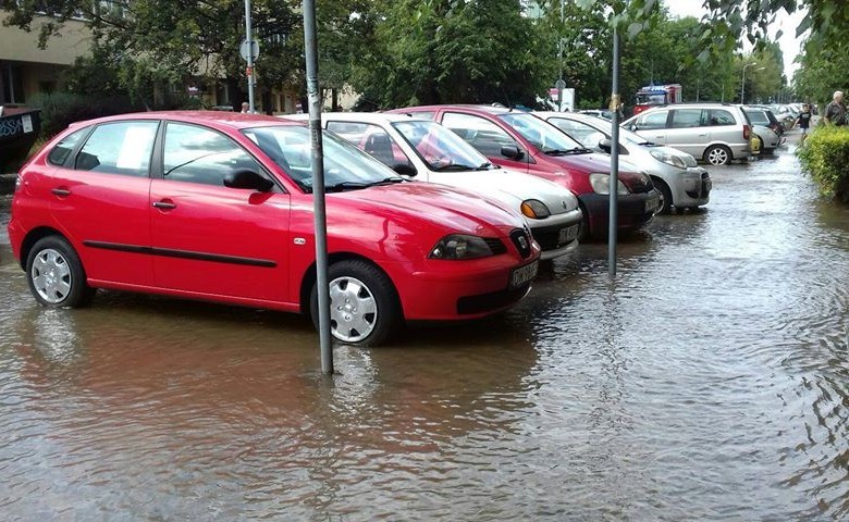 Wielka awaria wodociągu. Ulica w centrum zalana [ZDJĘCIA]