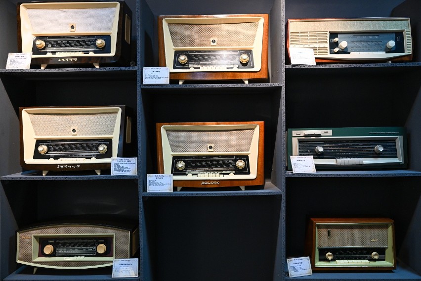 Radioodbiorniki prezentowane na wystawie „Radio Nostalgia -...