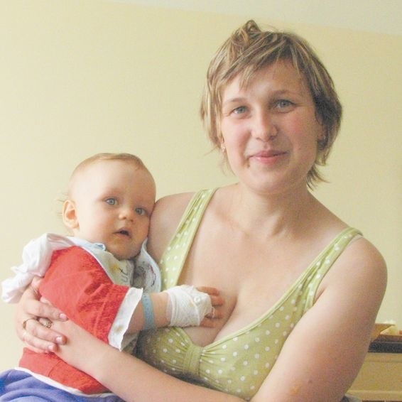Szpital wymaga remontów, bo w ładnych salach pacjenci szybciej zdrowieją - mówi Elżbieta Kryńska, która na oddziale dziecięcym opiekuje się swoim 10-miesięcznym synkiem Kamilem.