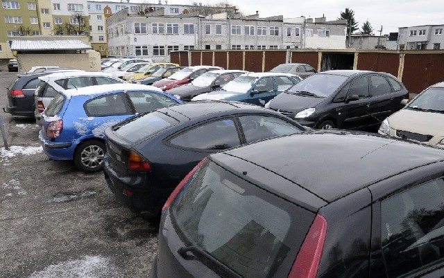 Parking i garaże, a w tle budynek, który ma być siedzibą NFZ