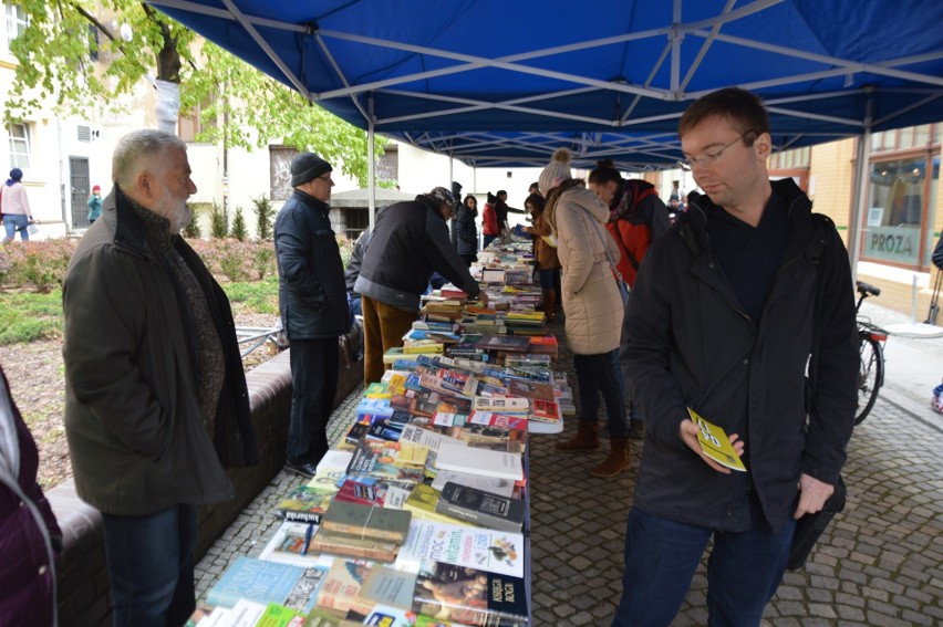 Miłośnicy książek opanowali Przejście Garncarskie [ZDJĘCIA]