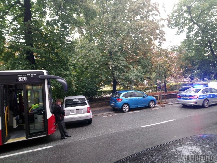 Auto zderzyło się z autobusem. Wypadek na ul. Kołłątaja w Opolu. Dwie osoby ranne