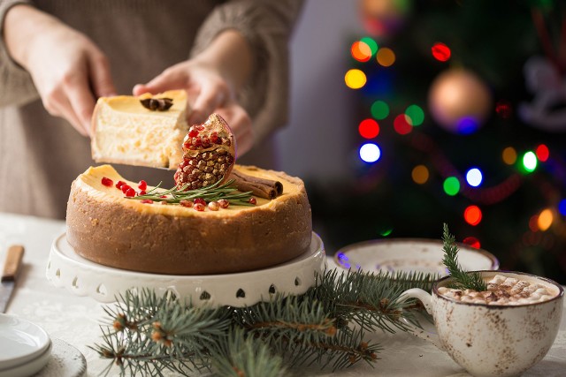 Według wyników badania SW Research  przeprowadzonego w ramach kampanii „Słodka równowaga” ulubionym świątecznym deserem Polaków jest sernik. Jakie ciasta jeszcze królują na naszych stołach? Zobacz.