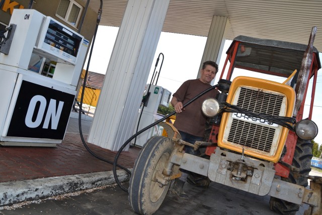 Czasław Plata w okresie żniw swój traktor tankuje przynajmniej dwa razy dziennie za 200 złotych. Marzy mu się powrót do cen sprzed kilku lat, gdy za litr płacił niewiele ponad 3 złote