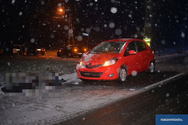 Do tragicznego wypadku doszło w niedzielne (3 lutego) popołudnie (po godzinie 18) w miejscowości Jądrowice w gminie Brześć Kujawski.Kierowca samochodu marki toyota potrącił pieszego. Poszkodowany mężczyzna był reanimowany w stanie krytycznym. Niestety, zmarł.Na miejscu jest prokurator. Trwają czynności wyjaśniające. Flesz - wypadki drogowe. Jak udzielić pierwszej pomocy?