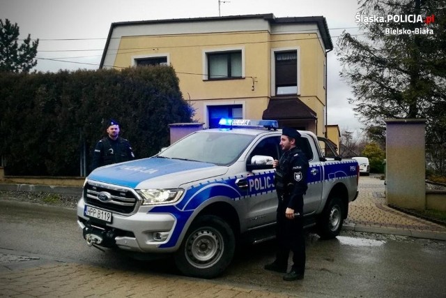 Sierżant sztabowy Adam Kubicius i st. sierż. Paweł Cichocki z Komisariatu Policji w Jasienicy