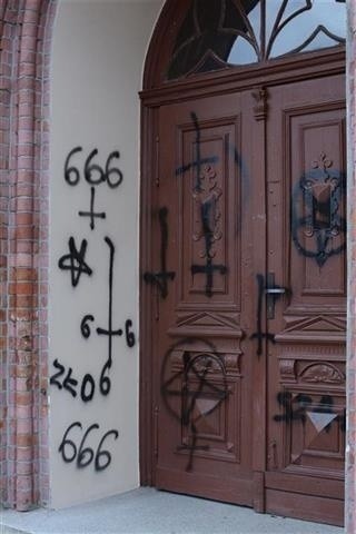 Sataniści zniszczyli zabytkowy kościół na cmentarzu w...