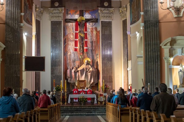 Zbiórka na pomoc uchodźcom z Ukrainy odbędzie się także w kościołach w niedzielę (27 lutego) oraz w Środę Popielcową (2 marca) - zaapelował o to Episkopat Polski na prośbę papieża Franciszka.