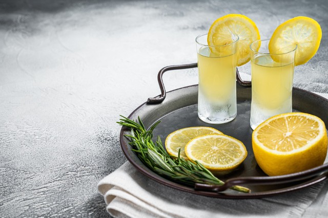 Alkohole na bazie cytryny są nie tylko smaczne, ale też zdrowe. Poznaj przepis na cytrynówkę.