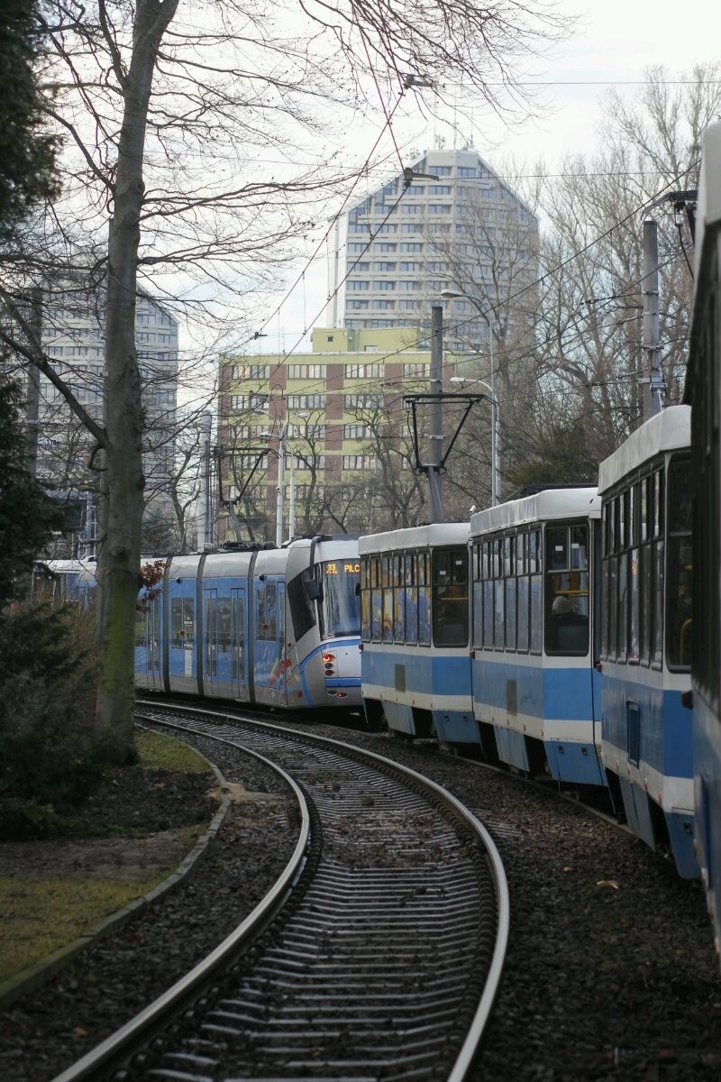 Tramwaje utknęły na objeździe spowodowanym remontem  ul....