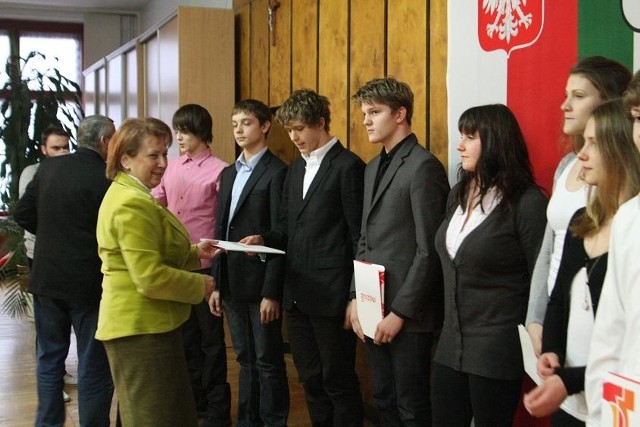 Zastępczyni prezydenta Gorzowa Alina Nowak (z lewej) właśnie zakończyła wręczać wyróżnienia pływakom MKP Słowianki