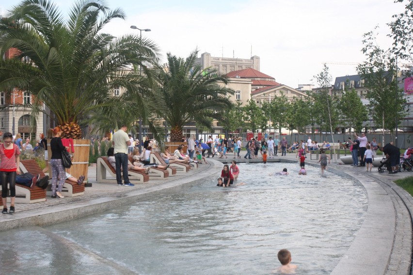 Palmy i leżaczki nad sztuczną Rawą przyciągają na Rynek w...