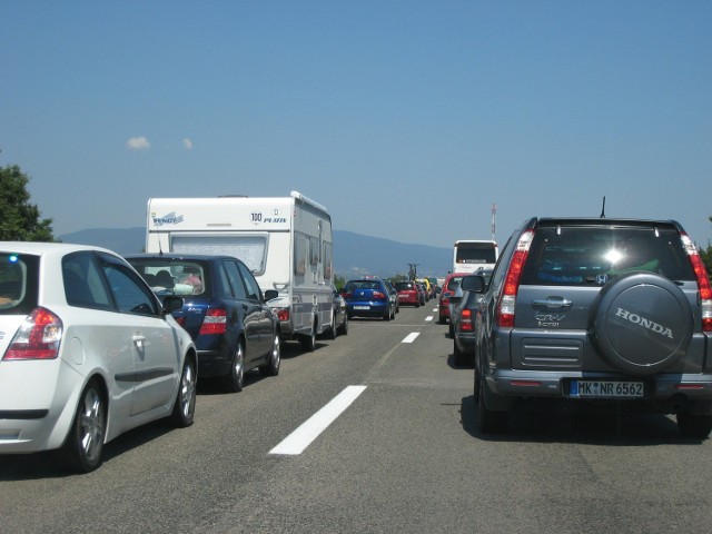 W szczycie sezonu urlopowego autostrady są zatłoczone.
