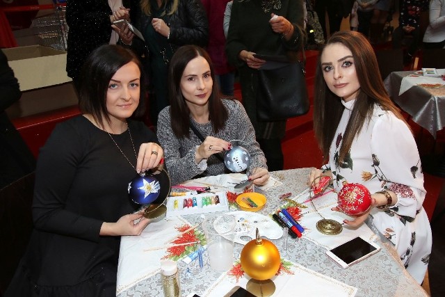 Od lewej: Iwona Warzeńczyk, Joanna Janik i Klaudyna Wolak z firmy Invex Remedies, które dzielnie malowały bombki z bożonarodzeniowymi akcentami.