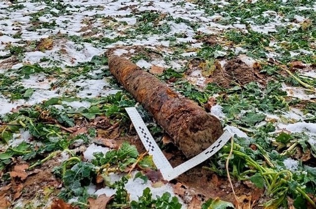 Nietypowe znalezisko na polu w Rzeczycach. Rolnik odkrył... pocisk z okresu II wojny światowej