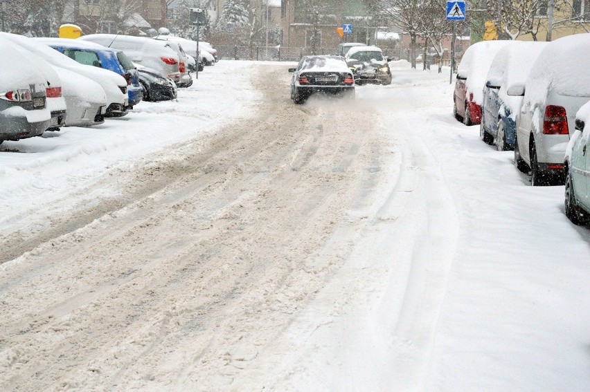 Śnieżna zima w Stalowej Woli cieszy dzieci, ale drogowcy i kierowcy mają udrękę. Zobacz zdjęcia