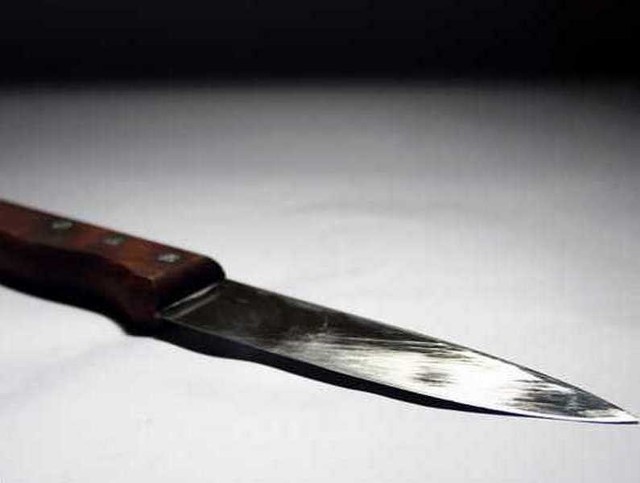 Zamaskowany mężczyzna sterroryzował ekspedientkę nożem.