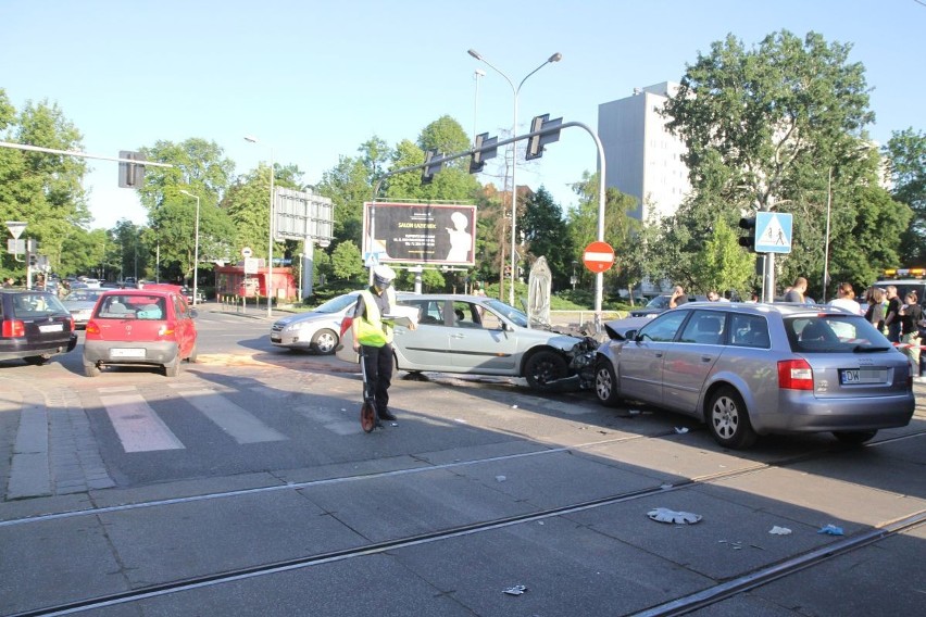 Wypadek trzech samochodów na Powstańców Śląskich. Dwie osoby ranne