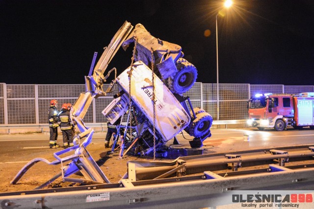 Wypadek na S8 pod Wrocławiem. Koparka, która spadła z lawety, zablokowała drogę ekspresową