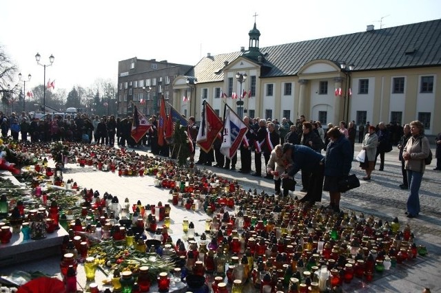 Białostoczanie codziennie zapalają znicze przed pomnikiem Piłsudskiego