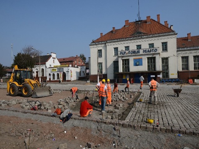 Zmienia się oblicze placu przed Dworcem Miasto. Robotnicy w tej chwili układają tam kostkę granitową