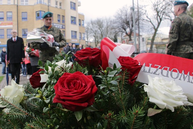 Wśród ofiar masowych mordów, których 77 lat temu w  Katyniu, Charkowie i Miednoje dokonali Sowieci, byli także grudziądzanie. Zginęło tam  co najmniej 165 osób pochodzących z naszego miasta. Ich pamięć uczciliśmy w czwartek  podczas uroczystości pod pomnikiem Ofiar Zbrodni Katyńskiej. Uczestniczyli w niej samorządowcy, delegacje służb mundurowych, szkół oraz przechodnie.  