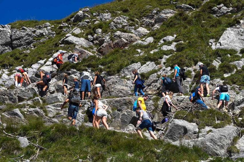 Weekend w górach. Tłumy turystów idą na Giewont [ZDJĘCIA]