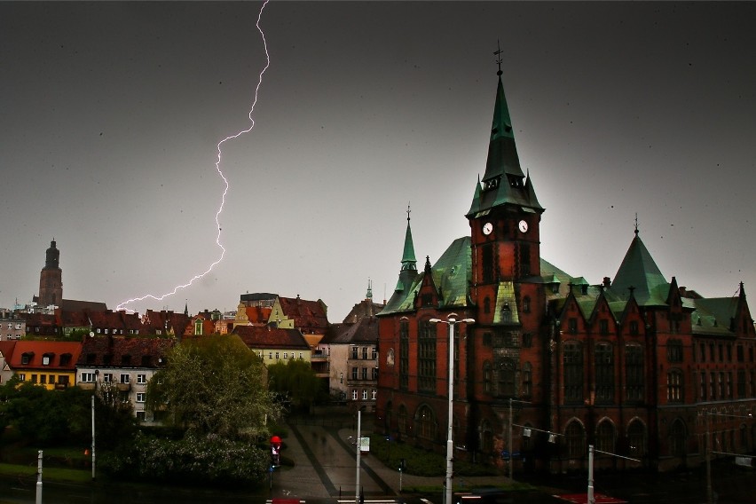 Silne burze z gradem nad Dolnym Śląskiem. Zalana wieś Biegoszów (ZDJĘCIA)