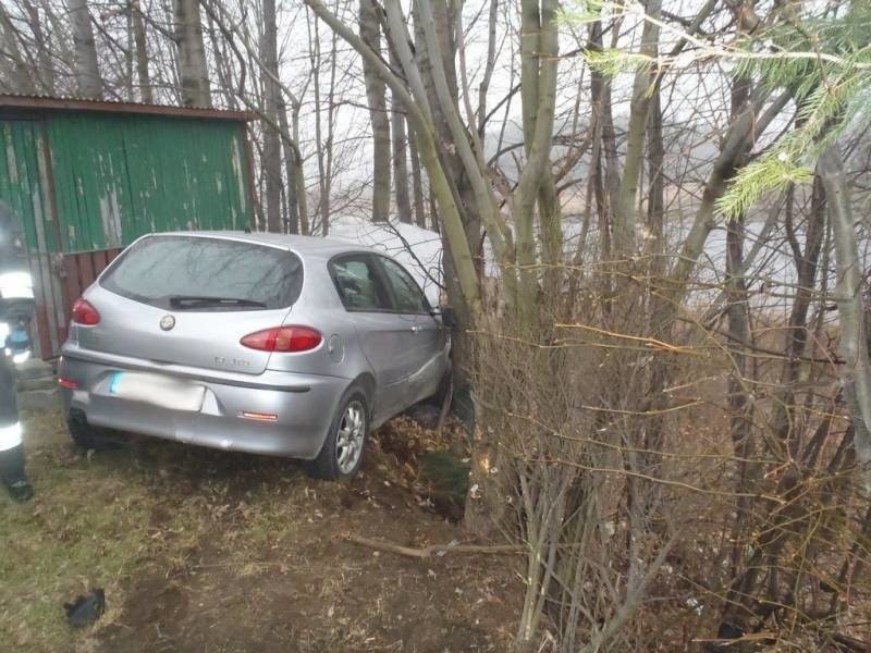 Wypadek na DK 87. Samochód osobowy z Krakowa rozbił się w dolinie Popradu