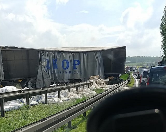 Tir uderzył w bariery ochronne w Siewierzu. Na drogę wysypało się 20 ton gipsu