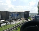 Wypadek tira w Siewierzu. Ciężarówka uderzyła w bariery ochronne. Na drogę wysypało się 20 ton gipsu. Trasa zablokowana, są objazdy 