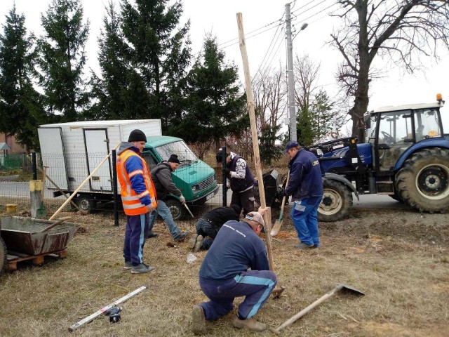 Pierwszym krokiem do remontu placu był montaż ogrodzenia. - Pierwszy grant otrzymaliśmy z Fundacji Orlen „Dar Serca” z programu „Moje Miejsce na Ziemi” - przypomina Katarzyna Cieszkowska, sołtys wsi Wygoda i koordynator projektu.