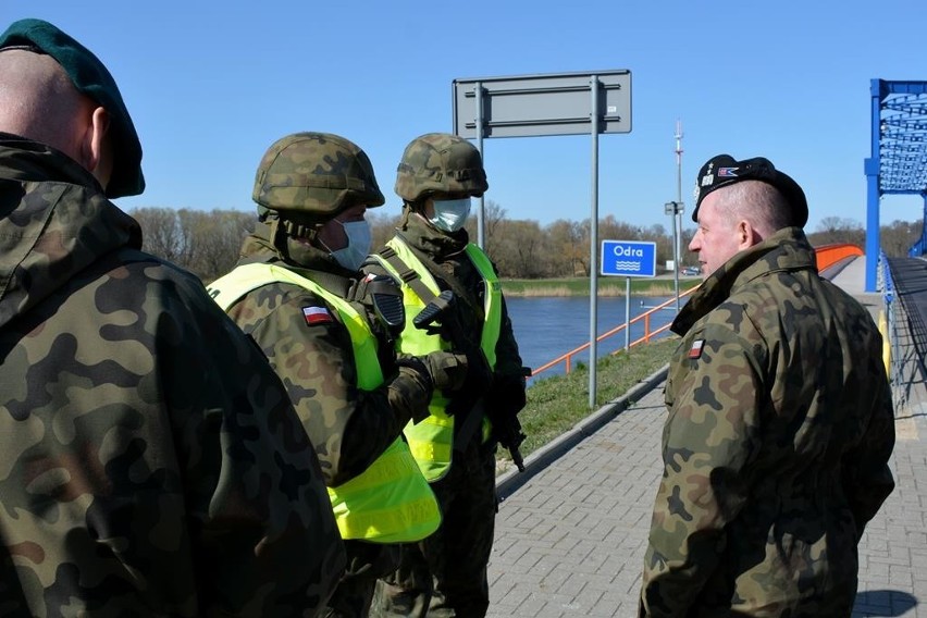 Żołnierze z 12. Brygady Zmechanizowanej pilnują granicy. Odwiedzili ich dowódcy. Zobacz zdjęcia