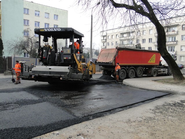 Na ulicy Zacisze, która jest boczną ulicą 25 Czerwca w centrum Radomia, został już ułożony asfalt. Coraz bliżej jest końca cykl prac prowadzonych w tej części Śródmieścia przez Wodociągi Miejskie.Po pracach wodociągowych, których inwestorem są Wodociągi Miejskie, konieczne było ułożenie nowego asfaltu na całej szerokości ulicy Zacisze. Na czas układania masy bitumicznej konieczne było  zamknięcie tego odcinka jezdni dla ruchu.Układanie asfaltu, to dobra wiadomość dla radomian mieszkających w Śródmieściu i dla kierowców jadących ulicą Zacisze i 25 Czerwca. Bowiem trwa tu duża inwestycja prowadzona przez Wodociągi Miejskie. Teraz ekipy remontowe zabrały się za ostatni etap - układanie asfaltu. Nie znaczy to jednak, że za dzień czy dwa zostanie przywrócony tam ruch samochodów. Trzeba jeszcze zakończyć remonty na innych okolicznych ulicach, których obejmuje inwestycja.