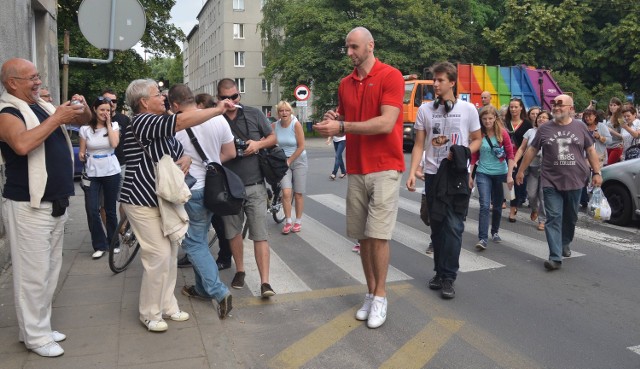 Marcin Gortat oprowadzał łodzian po Bałutach.