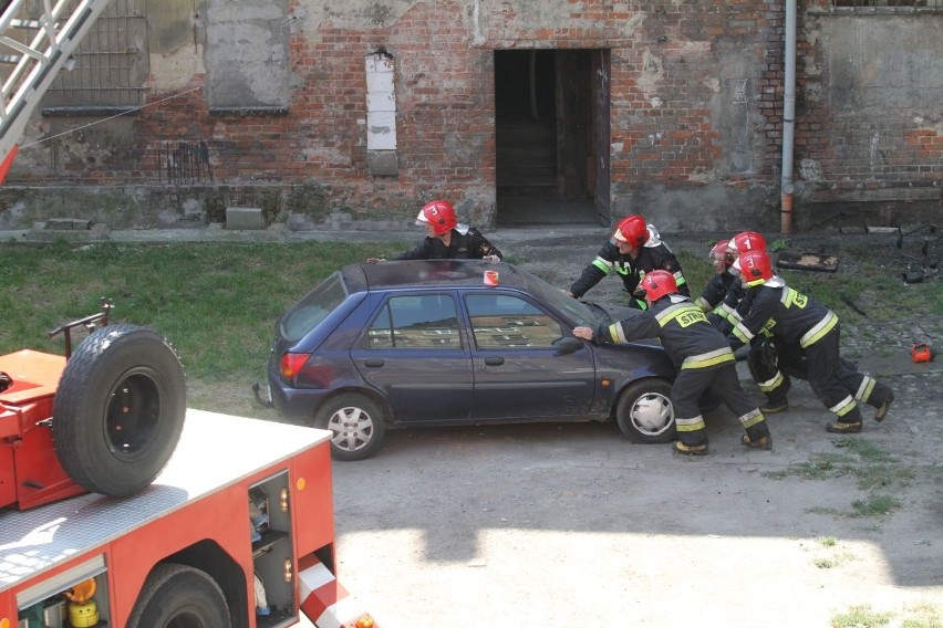 Wrocław: Pożar mieszkania w kamienicy przy ul. Komuny Paryskiej (ZDJĘCIA, FILM)