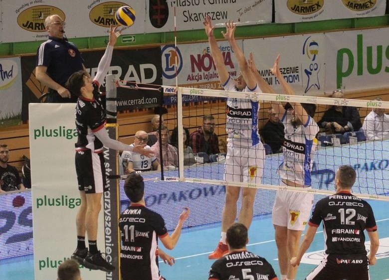 Asseco Resovia przegrywa w Radomiu z Cerrad Carnymi 0:3. Słaby mecz naszej drużyny. Dobra gra i zasłużona radość gospodarzy