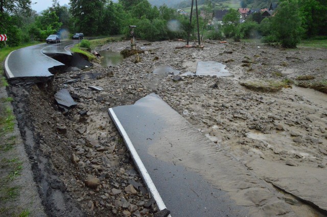 Tak wyglądała droga powiatowa w Węglówce w czerwcu br. zaraz po powodzi