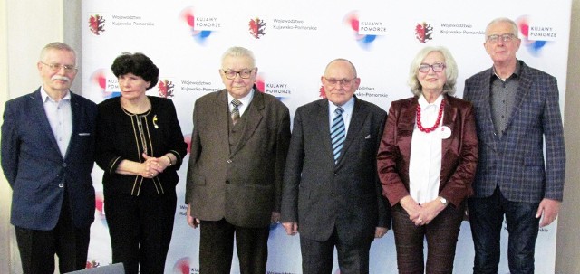 Nowe władze Kujawsko-Pomorskiej Delegatury Obywatelskiego Parlamentu Seniorów (od lewej): Wiesław Strzyżewski, Zofia Kałamaja, Ireneusz Frelichowski, Jan Kwiatkowski, Bożena Sałacińska i Krzysztof Rosiński. W skład prezydium wchodzi też  Marii Gałęska.