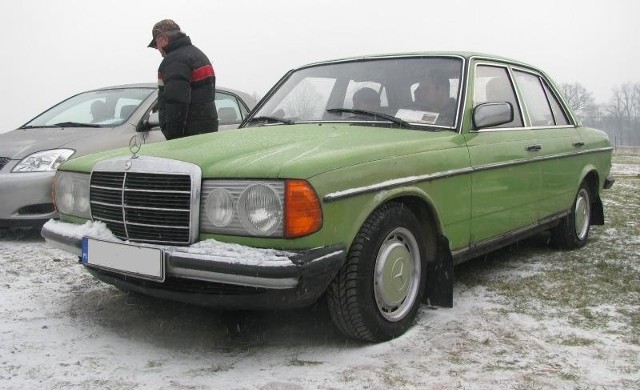 Mercedes W123, rok produkcji 1979, cena - 3000 zł.