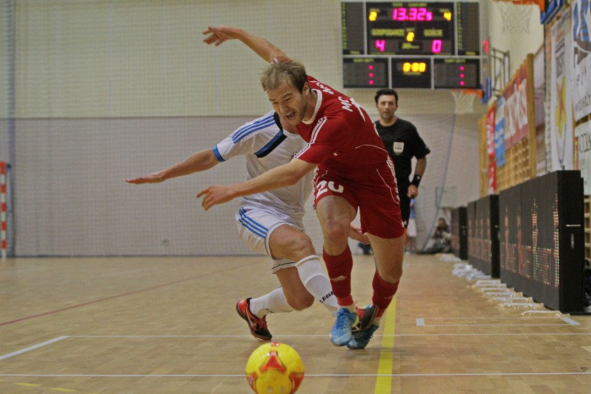 Sierpień 2013 r., UEFA Futsal Cup, hala w Bochni. Piotr...